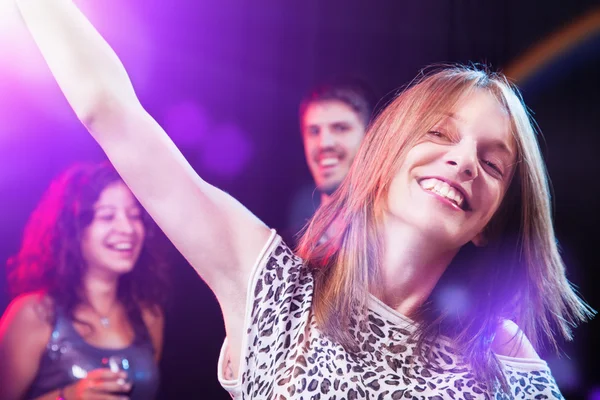 Amigos disfrutando de una fiesta en discoteca — Foto de Stock