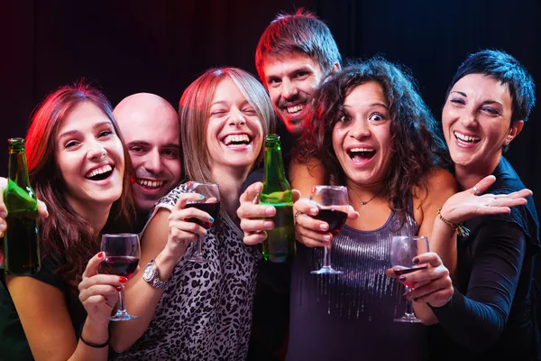 Gruppe schöner junger Freunde im Disco-Club. — Stockfoto