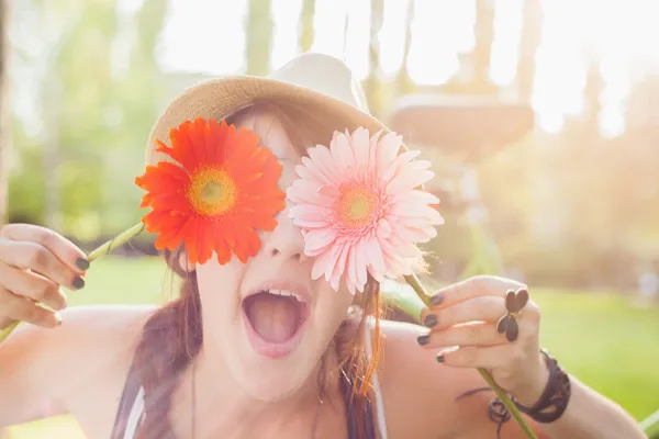 Junge Frau mit Blumen lizenzfreie Stockfotos