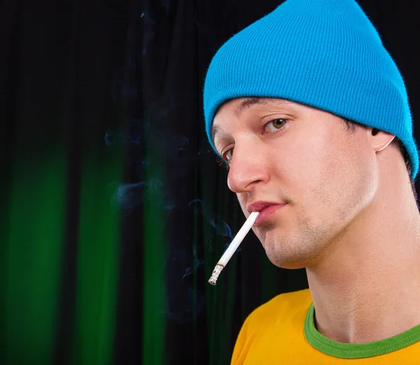 Jeune homme avec une cigarette — Photo