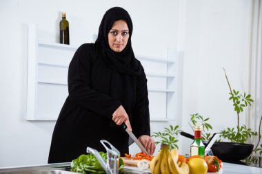 Arap kadın mutfakta yemek