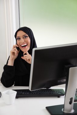 İş kadını telefonda konuşuyor.