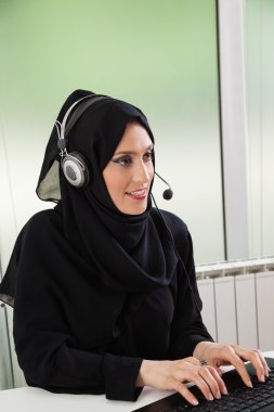 Arapça bir iş kadını el cihazı ile