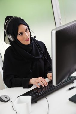 Arapça bir iş kadını el cihazı ile