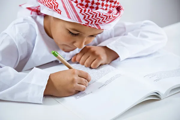 Araber machen Hausaufgaben — Stockfoto