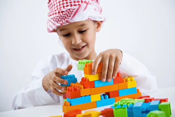 Арабский мальчик играет с игрушками — стоковое фото