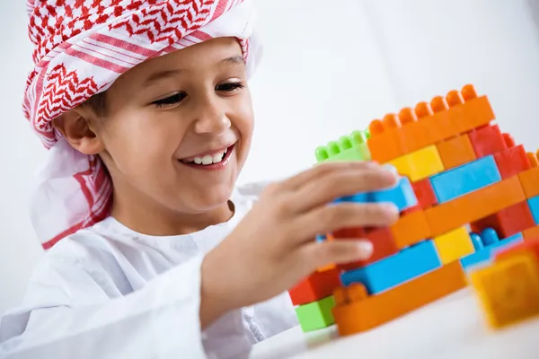 Арабский мальчик играет с игрушками — стоковое фото