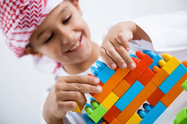 Árabe chico jugando con juguetes — Foto de Stock