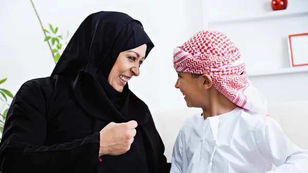 Arabo madre e figlio su divano — Foto Stock