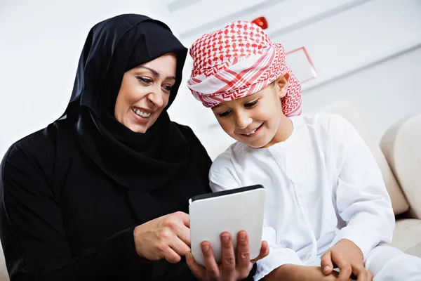 Arabo madre e figlio utilizzando tablet — Foto Stock