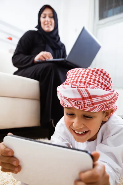 阿拉伯文的母亲和儿子在家里 — 图库照片