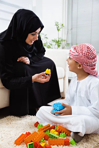 阿拉伯文的母亲和儿子玩玩具 — 图库照片