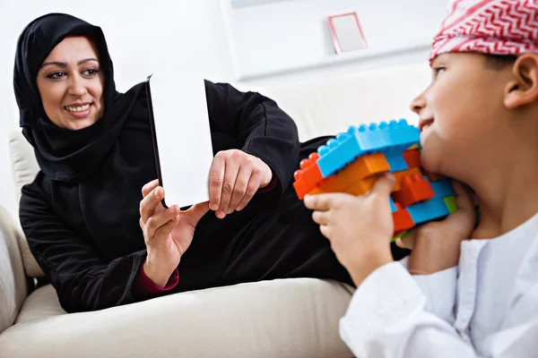 Árabe mãe e filho em casa — Fotografia de Stock