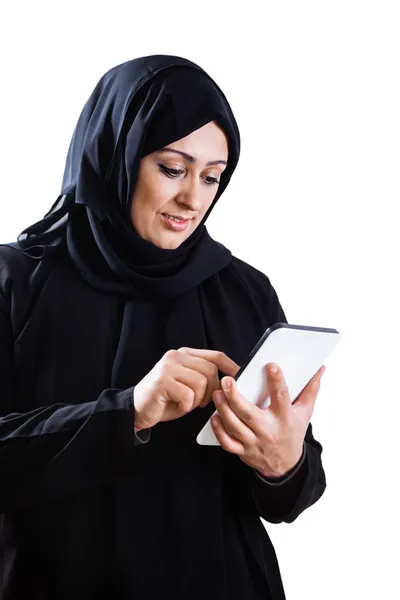 Arabiska kvinnan använder digital tablet — Stockfoto