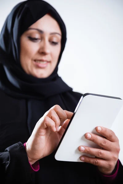 Arabiska kvinnan använder digital tablet — Stockfoto