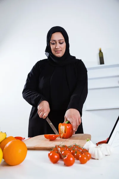 Mulher árabe cozinhar na cozinha — Fotografia de Stock