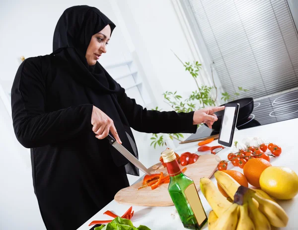 Arabian γυναίκα μαγείρεμα στην κουζίνα — Φωτογραφία Αρχείου