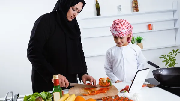 Niño árabe en cocina con madre —  Fotos de Stock