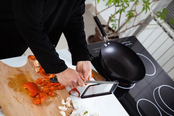 Mujer árabe cocinando en la cocina —  Fotos de Stock