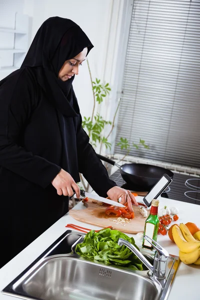 Arabian kvinna matlagning i köket — Stockfoto