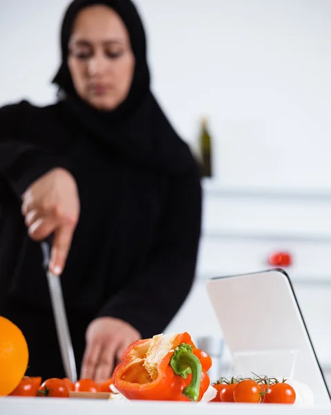 Arabian woman cooking in kitchen — Stock Photo, Image