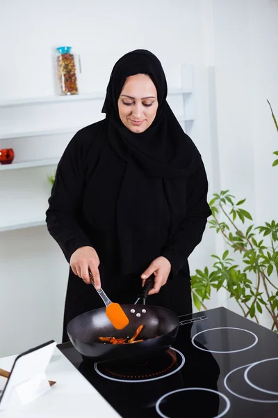 Mulher árabe cozinhar na cozinha — Fotografia de Stock