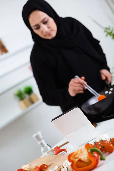 Arabian kvinna matlagning i köket — Stockfoto