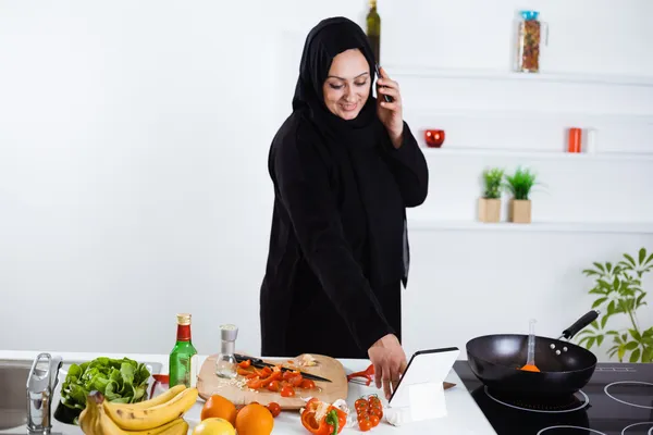 Arabiska kvinnan förbereda mat — Stockfoto