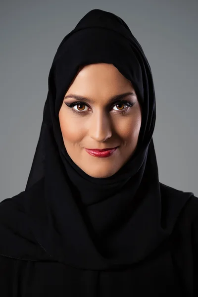 Ler arabiska kvinnan — Stockfoto