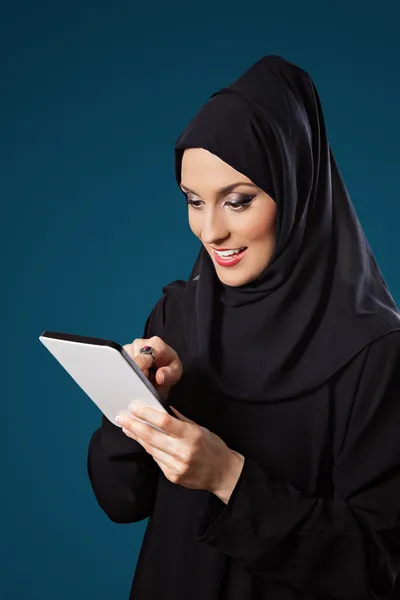 Bliskiego Wschodu kobieta za pomocą cyfrowego tabletu — Zdjęcie stockowe