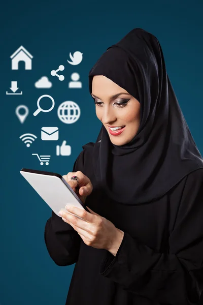 Middle Eastern Woman Using Digital Tablet — Stock Photo, Image