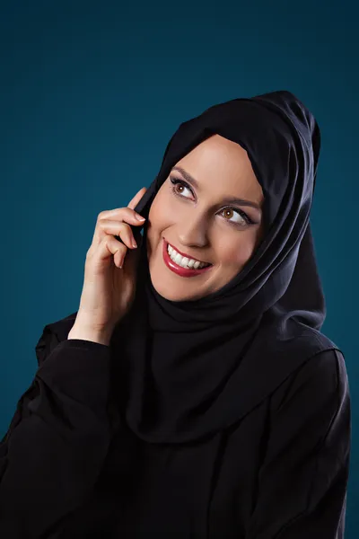 Medio Oriente mujer teniendo conversación telefónica —  Fotos de Stock