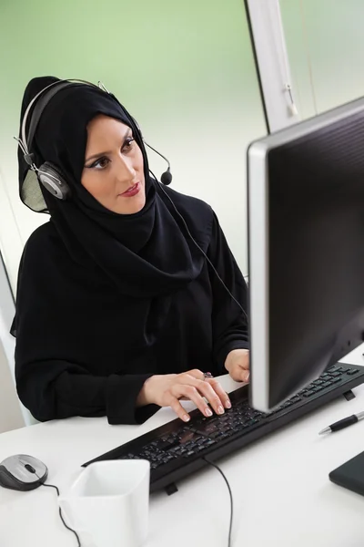 Arabic business woman with handset — Stock Photo, Image