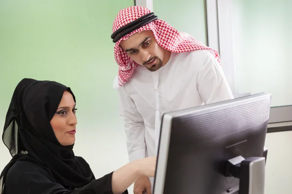Árabe negocio pareja trabajo — Foto de Stock