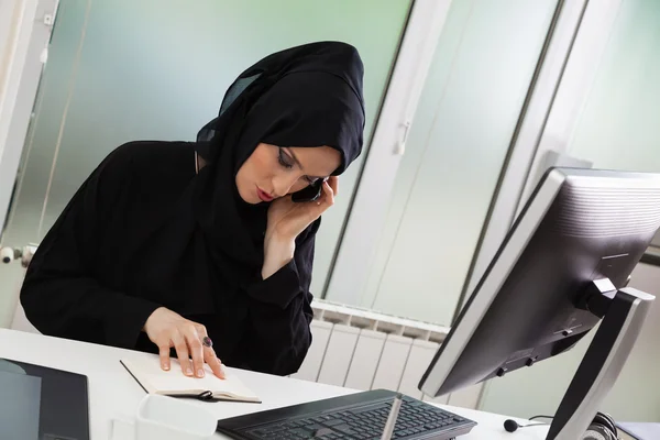 Arabiska affärskvinna arbetande — Stockfoto