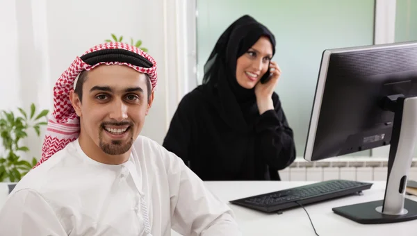 Arab üzleti pár-munkaidő — Stock Fotó