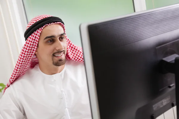 Arabischer Geschäftsmann arbeitet im Büro — Stockfoto