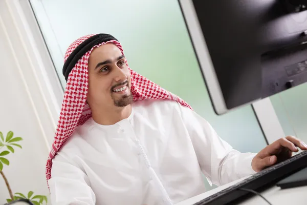 Arab businessman working in office — Stock Photo, Image