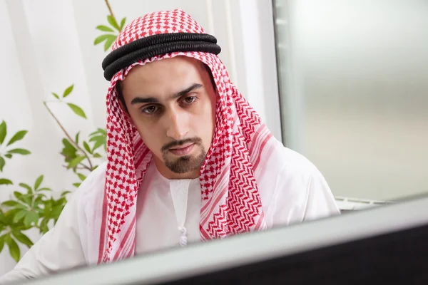 Ofiste çalışan Arap iş adamı — Stok fotoğraf