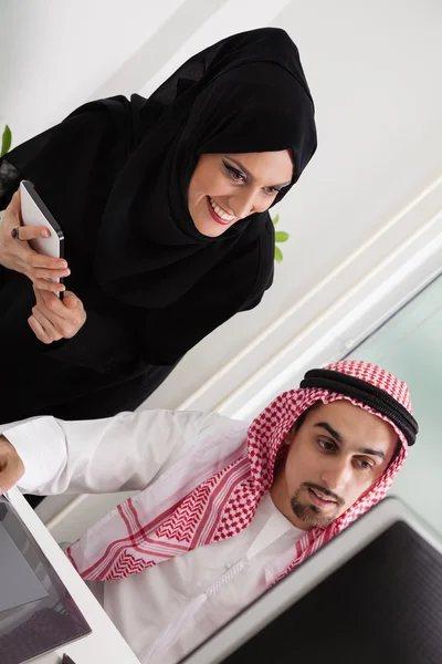 Arabiska business par i office — Stockfoto