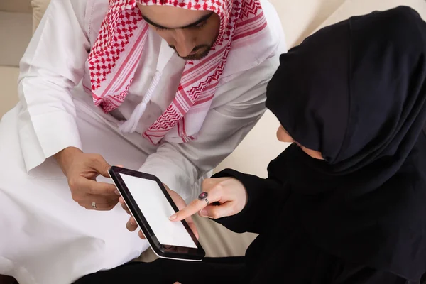 Arabian par använder tablet — Stockfoto