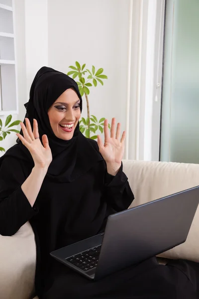 Arabiska kvinnan med laptop — Stockfoto