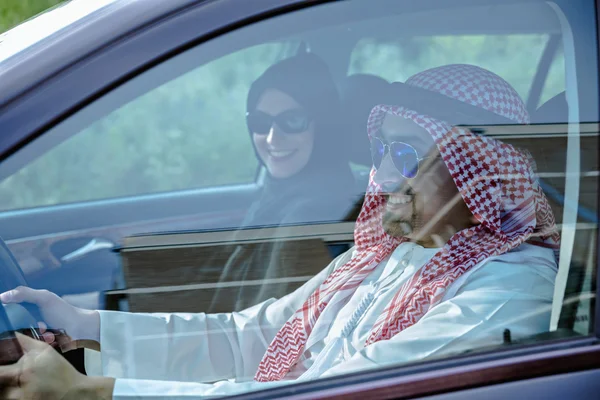 Couple arabe voyageant en voiture — Photo