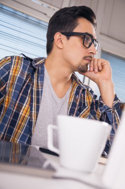 Ofiste çalışan grafik tasarımcısı