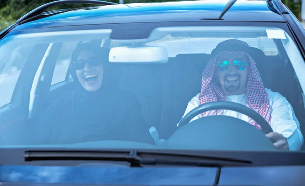 Arabische paar reizen met de auto — Stockfoto