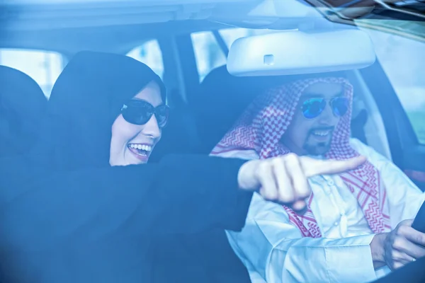 Couple arabe voyageant en voiture — Photo