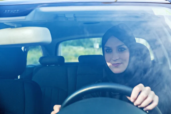 Frau aus dem Nahen Osten fährt Auto — Stockfoto
