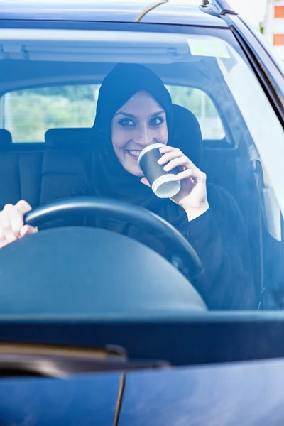 Geschäftsfrau aus dem Nahen Osten fährt Auto — Stockfoto