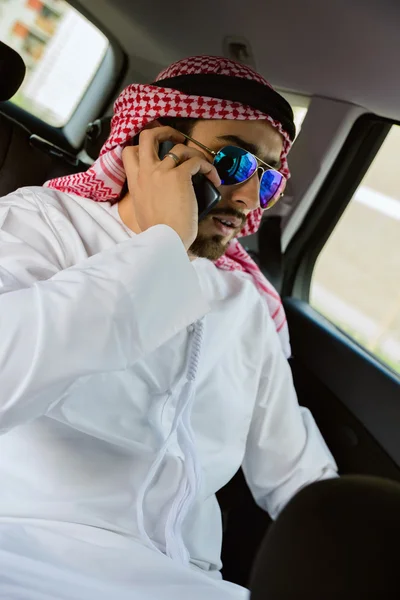 Arabian buinessman talar på telefon — Stockfoto