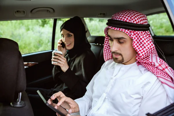 Арабическая деловая пара в автомобиле — стоковое фото